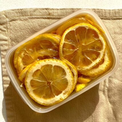 オリゴ糖に漬け込んだ自家製レモン漬け。からだに優しい甘味料を使った、お菓子作りやドリンクに役立つ保存食。