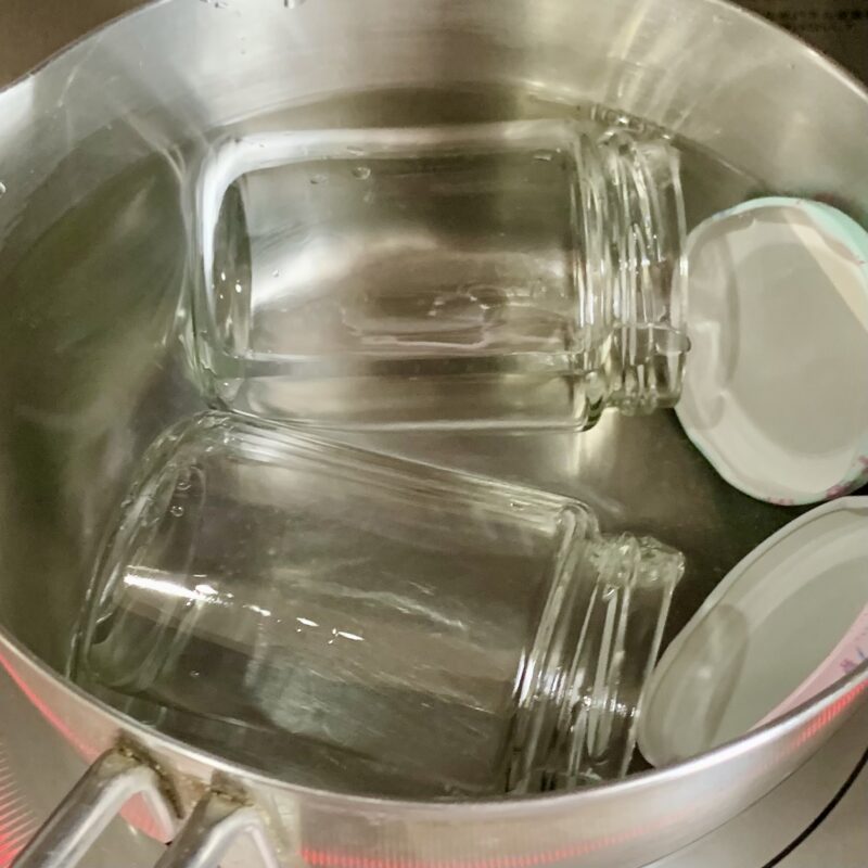 煮沸後の瓶を網の上で自然乾燥させている様子。内側に触れないよう清潔に扱うのがコツです。