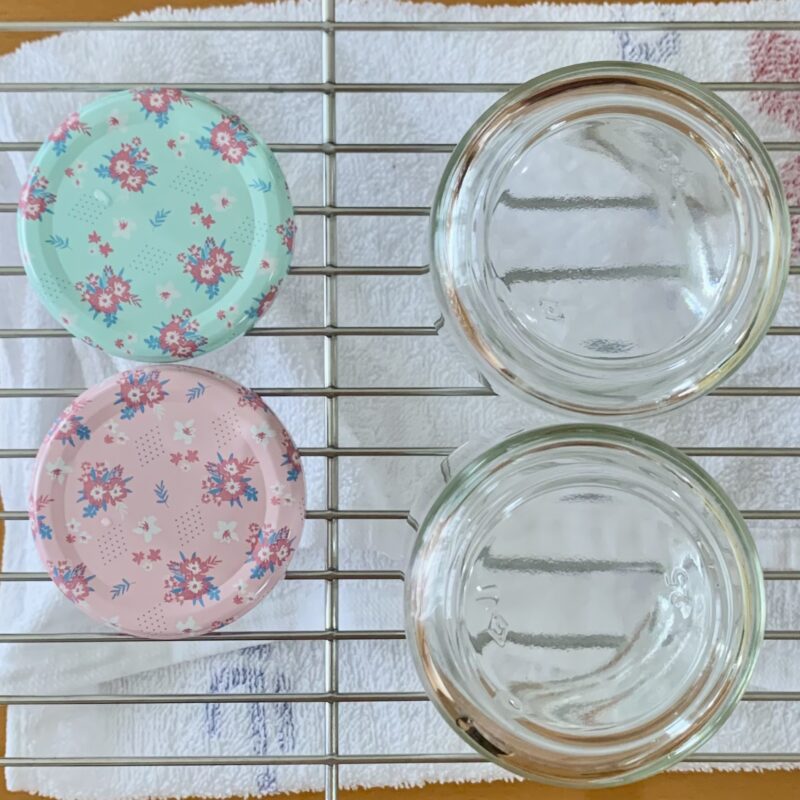 鍋の中で瓶と蓋を煮沸消毒している様子。水からゆっくり加熱することで、瓶の破損を防ぎます。